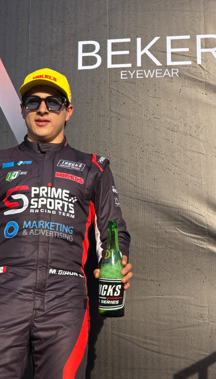 El líder del campeonato nacional <strong>Trucks México Series</strong> con su trofeo <strong>BEKER</strong>, diseño Buenos Aires.